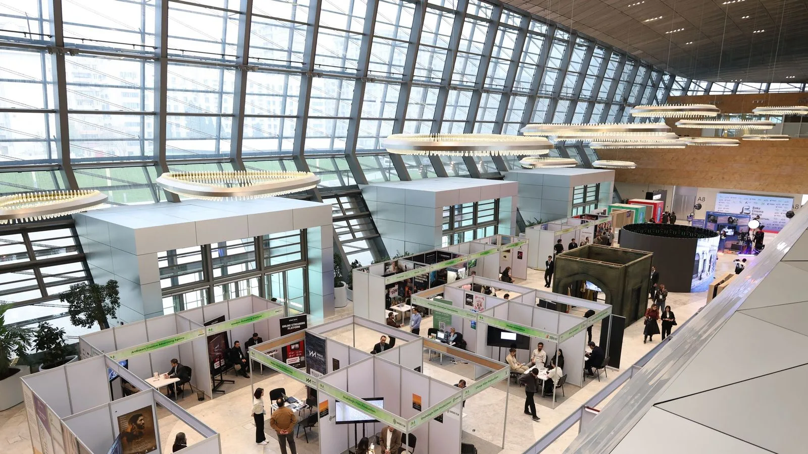 现代展会大厅中的展台与参观者